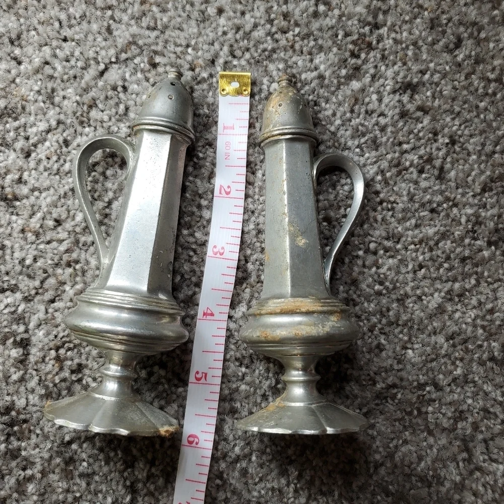 Vintage Peerless Pewter Salt & Pepper Shakers - Pewter 912 Handled S+P Shakers